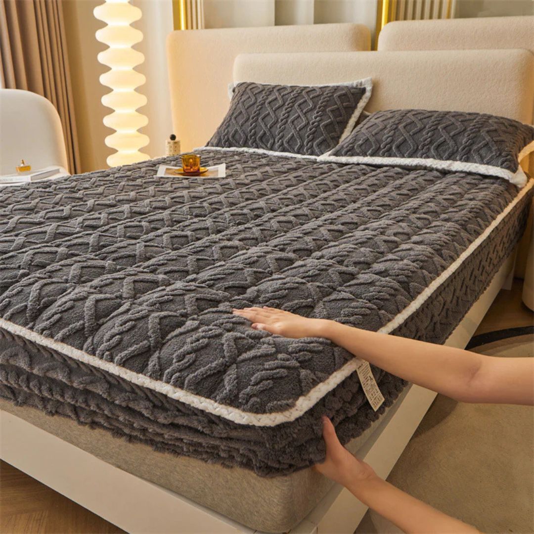 Cozy Coral Fleece Fitted Bedsheets with 2 Pillowcase - Soft Quilted Mattress Cover for Comfort
