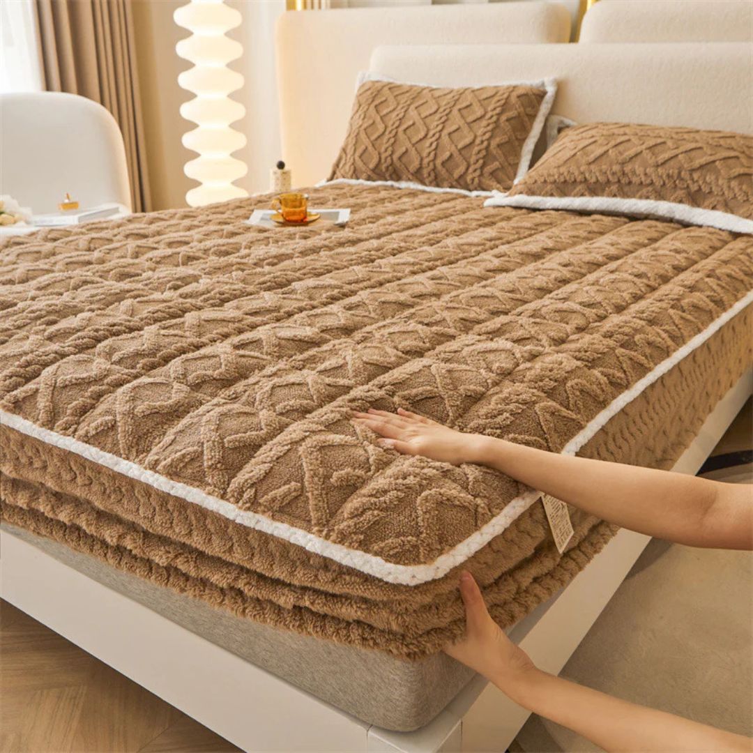 Cozy Coral Fleece Fitted Bedsheets with 2 Pillowcase - Soft Quilted Mattress Cover for Comfort