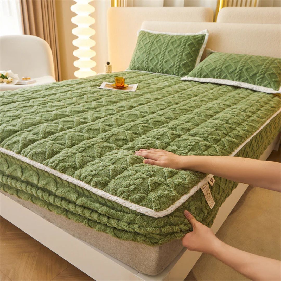 Cozy Coral Fleece Fitted Bedsheets with 2 Pillowcase - Soft Quilted Mattress Cover for Comfort