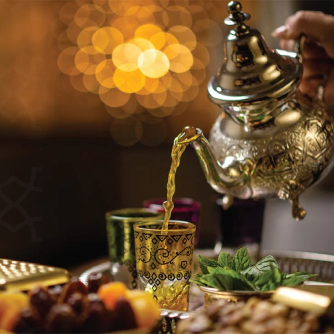 إبريق شاي مغربي مصنوع يدويًا على الطراز العتيق باللون الفضي